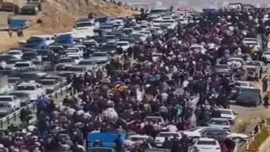 مئات المواطنين في أحد شوارع مدينة سقز في محافظة كردستان